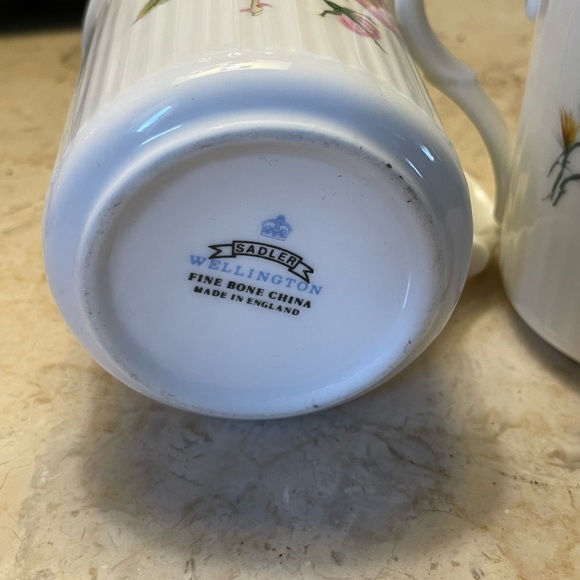 Pair of Wellington Fine China Floral Coffee Mugs - Picture 2 of 6